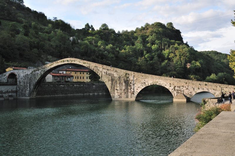 Ponte della Maddalena o Ponte del Diavolo presso Borgo a Mozzano, Toscana