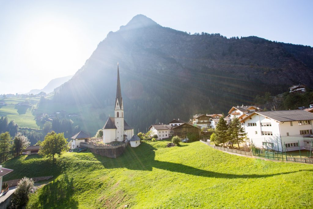 Via Alpina - Chiesa di Moso in passeria/Moos in Passeier Kirche - Foto TV Passeiertal. Benjamin Pfitscher