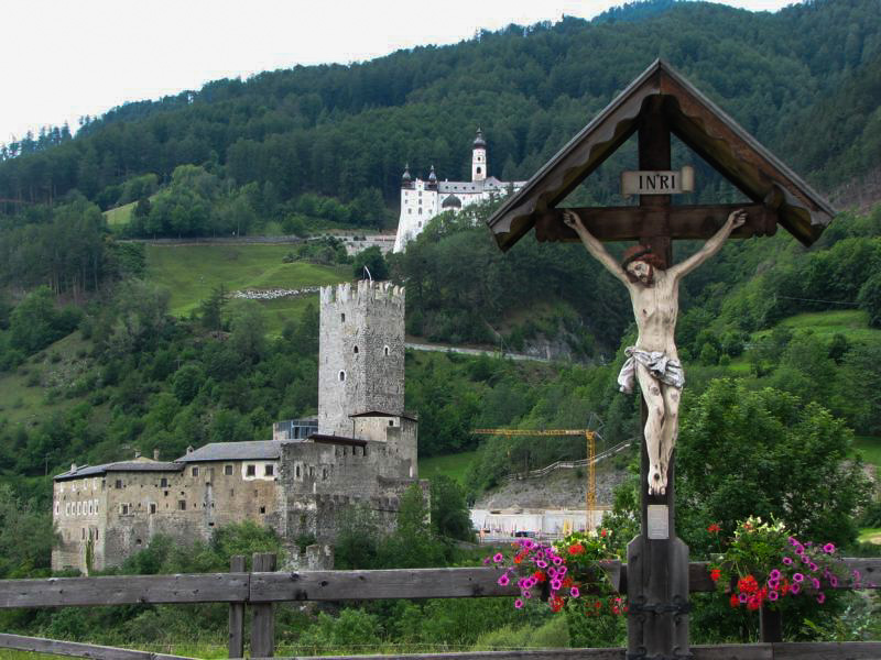 Cammino di San Giacomo – Jacobsweg Südtirol - Wegkreuz Fürstenburg Kloster Marienberg